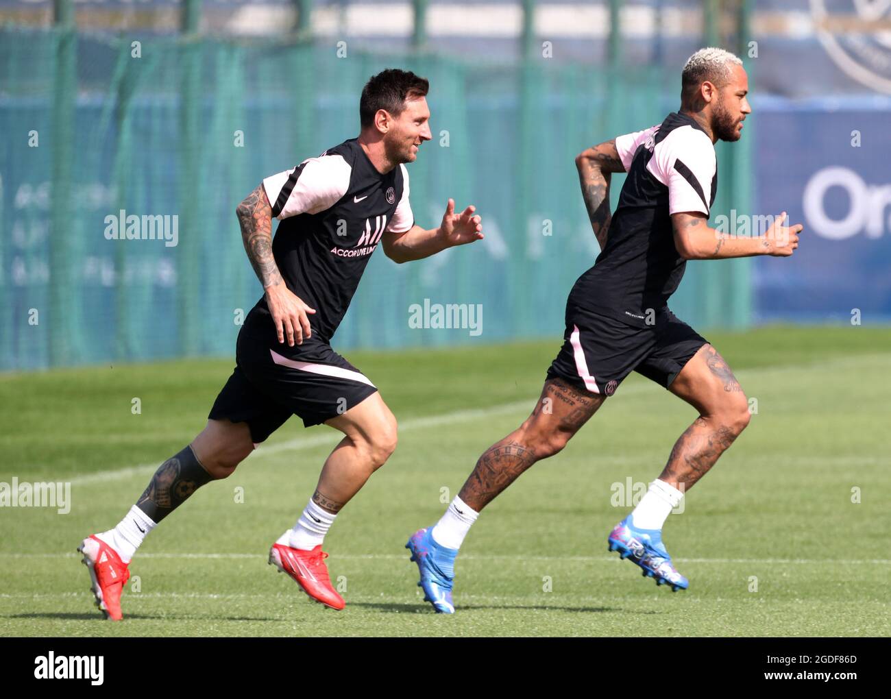 Fußball - Paris St Germain Training - Ooredoo Training Center, Saint-Germain-en-Laye, Frankreich - 13. August 2021 Paris St Germain's Lionel Messi und Neymar während des Trainings REUTERS/Pascal Rossignol Stockfoto