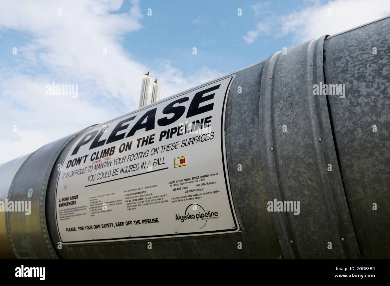 Alaska Pipeline Abschnitt mit Warnhinweis auf dem Richardson Highway, Alaska, USA Stockfoto