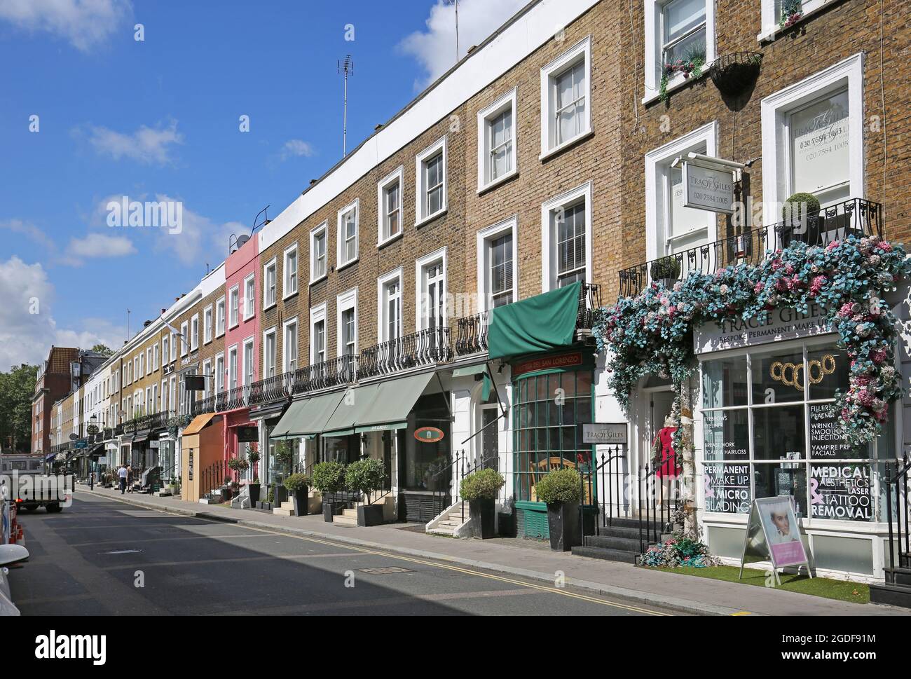 Geschäfte und Restaurants am Beauchamp Place, Knightbridge, einer exklusiven Einkaufsstraße in der Nähe des Harrods Stores im wohlhabendsten Teil von London, Großbritannien. Stockfoto