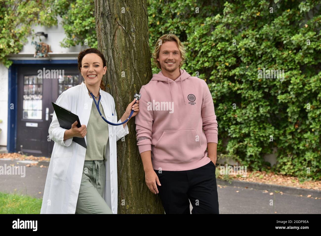 Köln, Deutschland. August 2021. Schauspielerin und Sängerin Jasmin Wagner (auch bekannt als Blümchen) posiert in einem Arztmantel. Sie wird ab 14.10.2021 als Ärztin Dr. Ines Bandura in der RTL-Serie "alles was zählt" neben dem Schauspieler Christopher Kohn (Rolle als Dr. Finn Albrecht) zu sehen sein. Quelle: Horst Galuschka/dpa/Alamy Live News Stockfoto