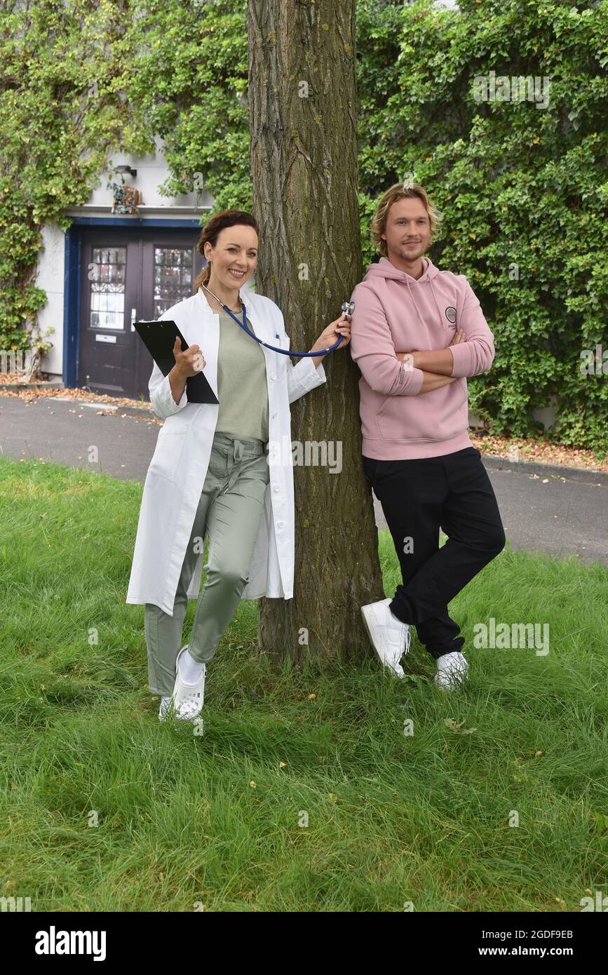 Köln, Deutschland. August 2021. Schauspielerin und Sängerin Jasmin Wagner (auch bekannt als Blümchen) posiert in einem Arztmantel. Sie wird ab 14.10.2021 als Ärztin Dr. Ines Bandura in der RTL-Serie "alles was zählt" neben dem Schauspieler Christopher Kohn (Rolle als Dr. Finn Albrecht) zu sehen sein. Quelle: Horst Galuschka/dpa/Alamy Live News Stockfoto