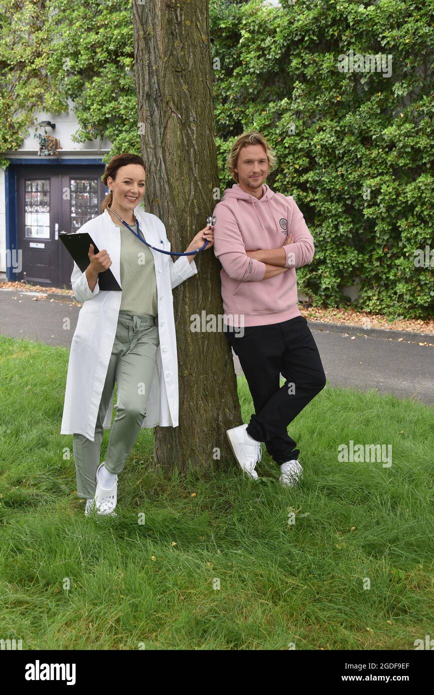 Köln, Deutschland. August 2021. Schauspielerin und Sängerin Jasmin Wagner (auch bekannt als Blümchen) posiert in einem Arztmantel. Sie wird ab 14.10.2021 als Ärztin Dr. Ines Bandura in der RTL-Serie "alles was zählt" neben dem Schauspieler Christopher Kohn (Rolle als Dr. Finn Albrecht) zu sehen sein. Quelle: Horst Galuschka/dpa/Alamy Live News Stockfoto