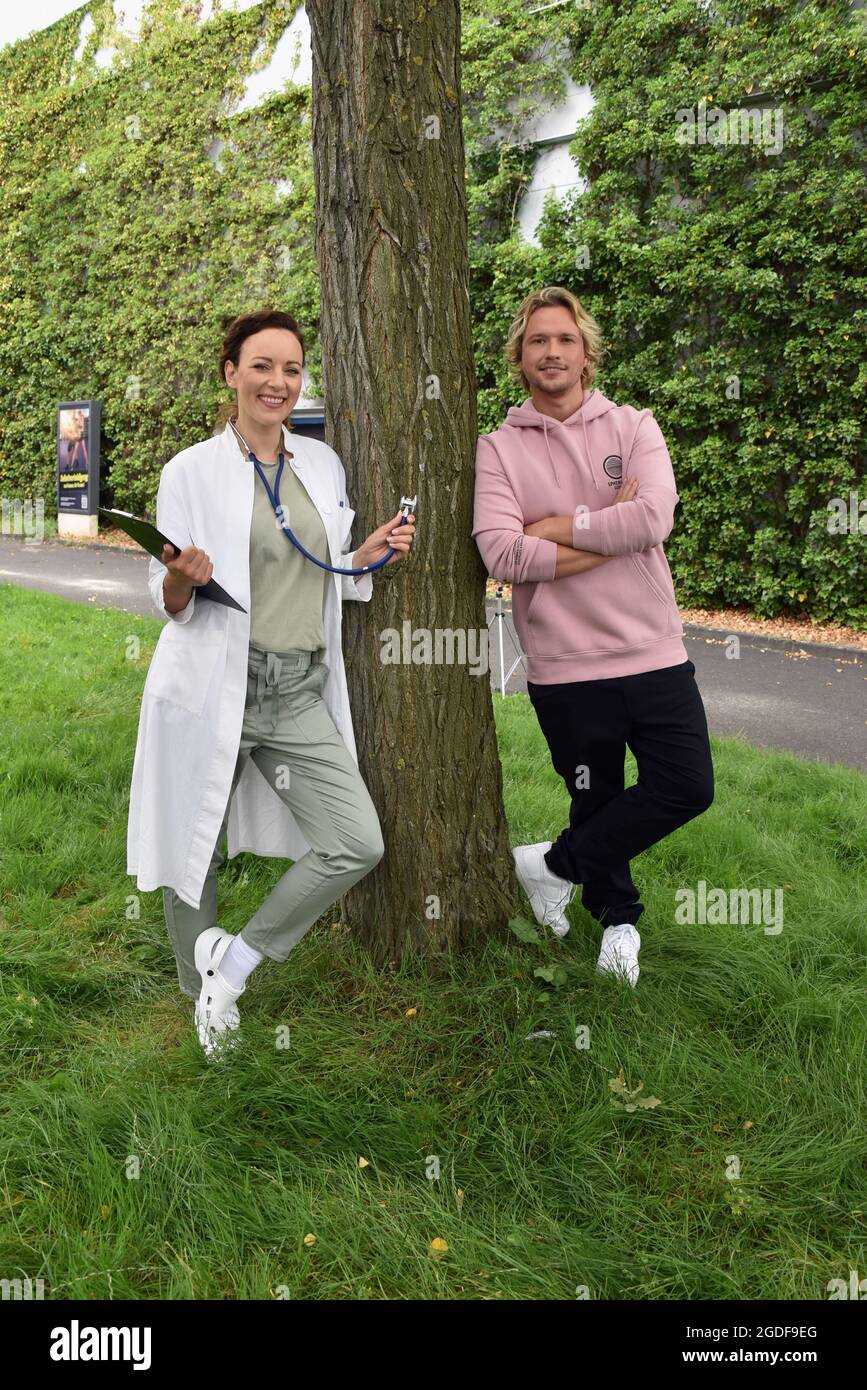 Köln, Deutschland. August 2021. Schauspielerin und Sängerin Jasmin Wagner (auch bekannt als Blümchen) posiert in einem Arztmantel. Sie wird ab 14.10.2021 als Ärztin Dr. Ines Bandura in der RTL-Serie "alles was zählt" neben dem Schauspieler Christopher Kohn (Rolle als Dr. Finn Albrecht) zu sehen sein. Quelle: Horst Galuschka/dpa/Alamy Live News Stockfoto