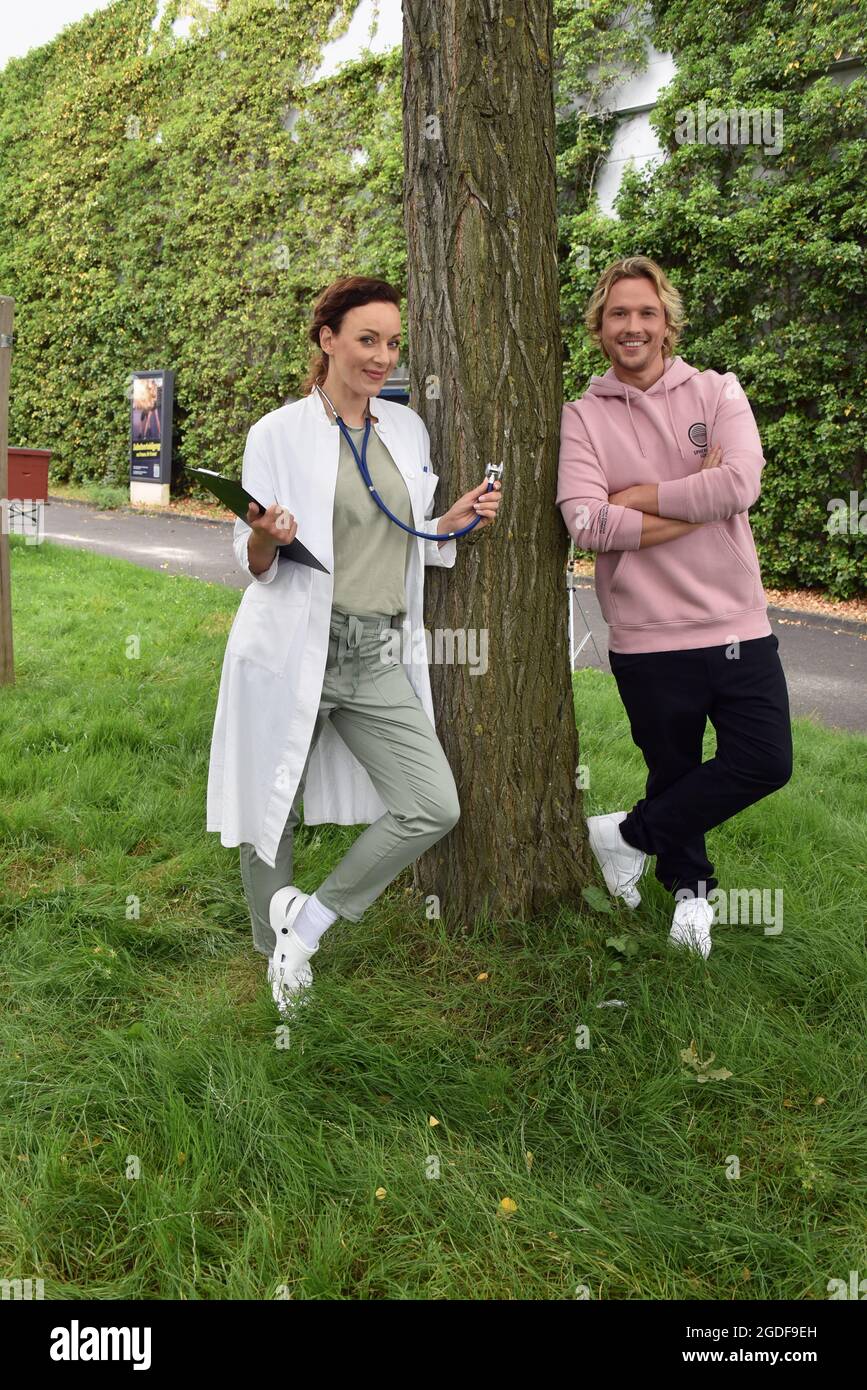 Köln, Deutschland. August 2021. Schauspielerin und Sängerin Jasmin Wagner (auch bekannt als Blümchen) posiert in einem Arztmantel. Sie wird ab 14.10.2021 als Ärztin Dr. Ines Bandura in der RTL-Serie "alles was zählt" neben dem Schauspieler Christopher Kohn (Rolle als Dr. Finn Albrecht) zu sehen sein. Quelle: Horst Galuschka/dpa/Alamy Live News Stockfoto