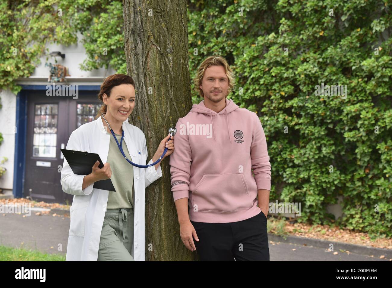 Köln, Deutschland. August 2021. Schauspielerin und Sängerin Jasmin Wagner (auch bekannt als Blümchen) posiert in einem Arztmantel. Sie wird ab 14.10.2021 als Ärztin Dr. Ines Bandura in der RTL-Serie "alles was zählt" neben dem Schauspieler Christopher Kohn (Rolle als Dr. Finn Albrecht) zu sehen sein. Quelle: Horst Galuschka/dpa/Alamy Live News Stockfoto