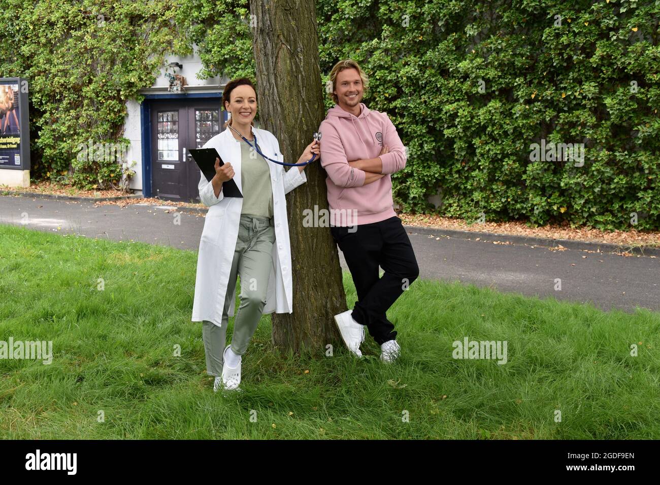 Köln, Deutschland. August 2021. Schauspielerin und Sängerin Jasmin Wagner (auch bekannt als Blümchen) posiert in einem Arztmantel. Sie wird ab 14.10.2021 als Ärztin Dr. Ines Bandura in der RTL-Serie "alles was zählt" neben dem Schauspieler Christopher Kohn (Rolle als Dr. Finn Albrecht) zu sehen sein. Quelle: Horst Galuschka/dpa/Alamy Live News Stockfoto