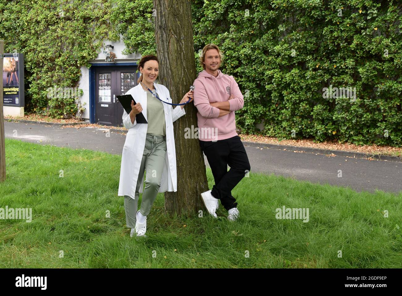 Köln, Deutschland. August 2021. Schauspielerin und Sängerin Jasmin Wagner (auch bekannt als Blümchen) posiert in einem Arztmantel. Sie wird ab 14.10.2021 als Ärztin Dr. Ines Bandura in der RTL-Serie "alles was zählt" neben dem Schauspieler Christopher Kohn (Rolle als Dr. Finn Albrecht) zu sehen sein. Quelle: Horst Galuschka/dpa/Alamy Live News Stockfoto