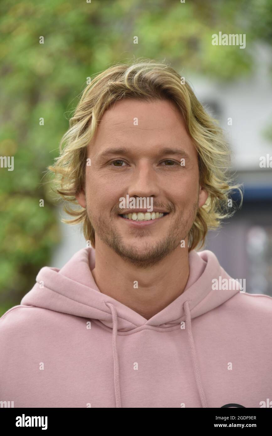 Köln, Deutschland. August 2021. Der Schauspieler Christopher Kohn in der Rolle des Dr. Finn Albrecht in der RTL-Serie 'alles was zählt'. Quelle: Horst Galuschka/dpa/Alamy Live News Stockfoto