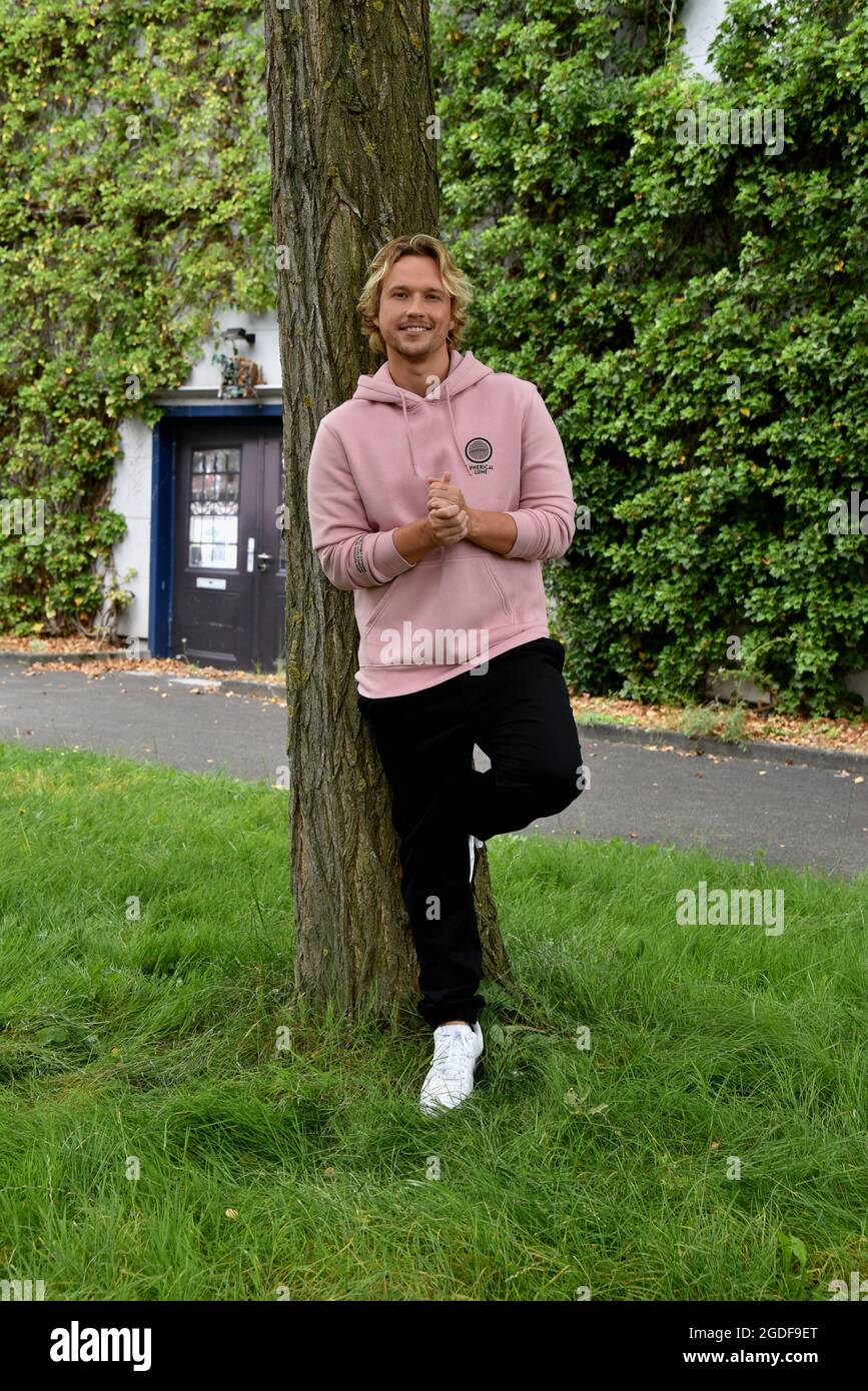 Köln, Deutschland. August 2021. Der Schauspieler Christopher Kohn in der Rolle des Dr. Finn Albrecht in der RTL-Serie 'alles was zählt'. Quelle: Horst Galuschka/dpa/Alamy Live News Stockfoto