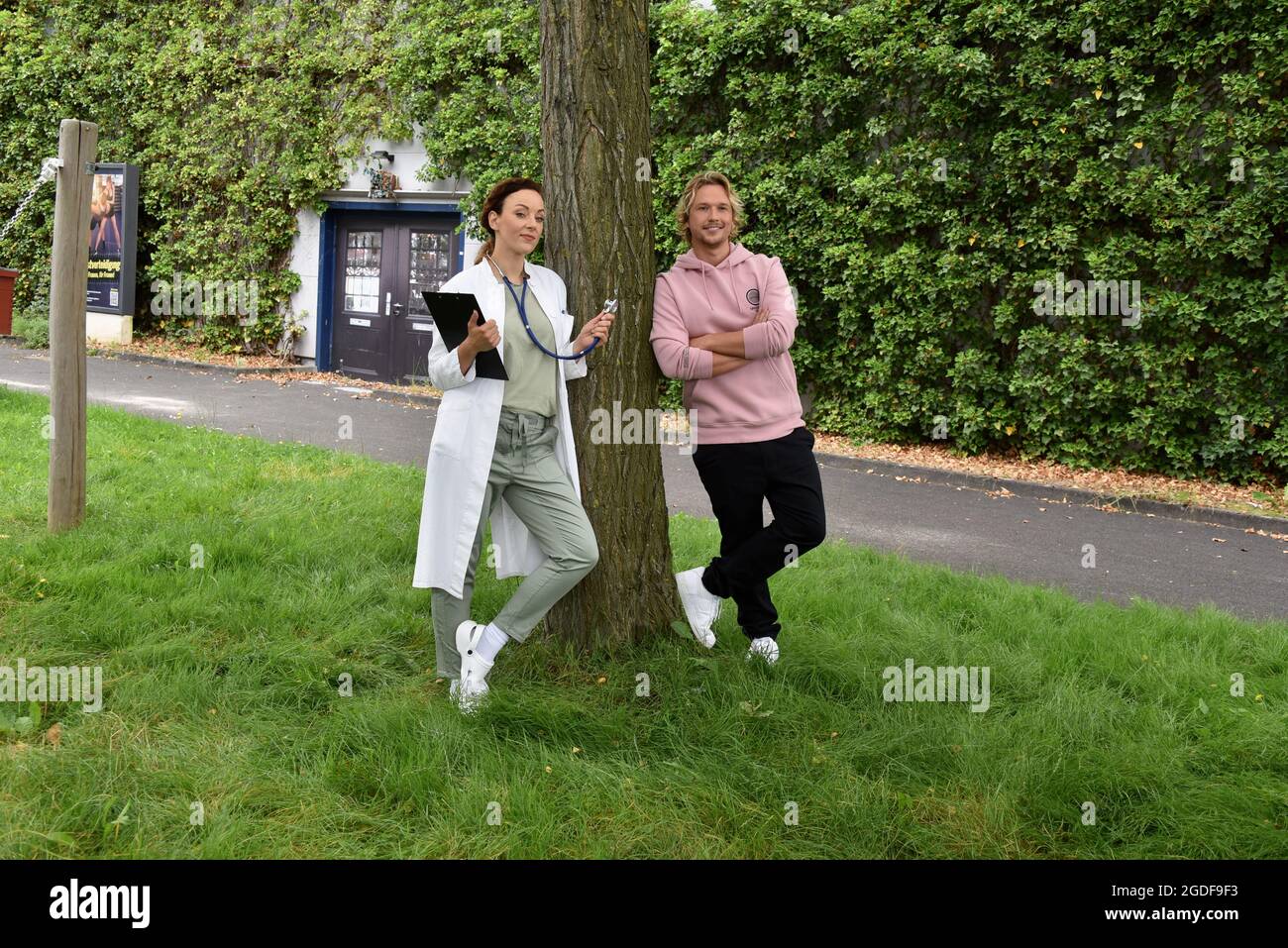 Köln, Deutschland. August 2021. Schauspielerin und Sängerin Jasmin Wagner (auch bekannt als Blümchen) posiert in einem Arztmantel. Sie wird ab 14.10.2021 als Ärztin Dr. Ines Bandura in der RTL-Serie "alles was zählt" neben dem Schauspieler Christopher Kohn (Rolle als Dr. Finn Albrecht) zu sehen sein. Quelle: Horst Galuschka/dpa/Alamy Live News Stockfoto