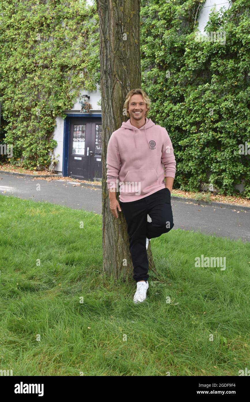 Köln, Deutschland. August 2021. Der Schauspieler Christopher Kohn in der Rolle des Dr. Finn Albrecht in der RTL-Serie 'alles was zählt'. Quelle: Horst Galuschka/dpa/Alamy Live News Stockfoto