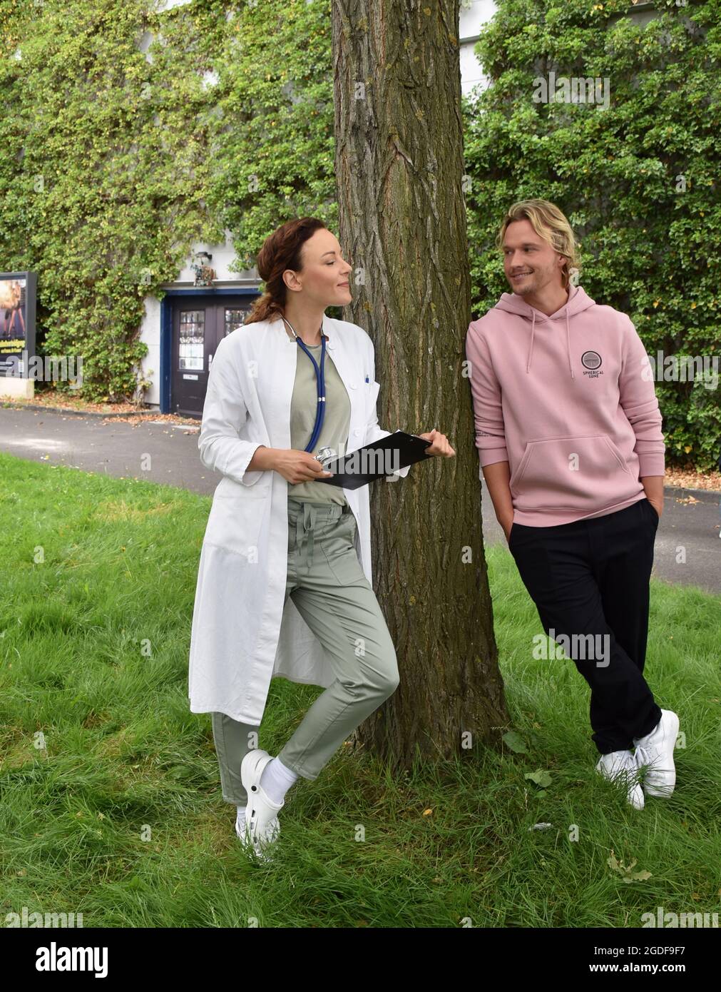 Köln, Deutschland. August 2021. Schauspielerin und Sängerin Jasmin Wagner (auch bekannt als Blümchen) posiert in einem Arztmantel. Sie wird ab 14.10.2021 als Ärztin Dr. Ines Bandura in der RTL-Serie "alles was zählt" neben dem Schauspieler Christopher Kohn (Rolle als Dr. Finn Albrecht) zu sehen sein. Quelle: Horst Galuschka/dpa/Alamy Live News Stockfoto