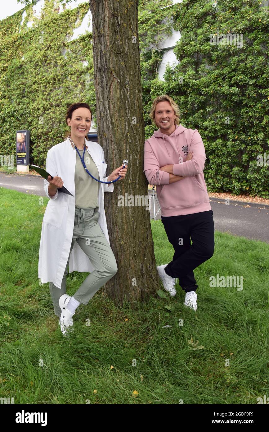 Köln, Deutschland. August 2021. Schauspielerin und Sängerin Jasmin Wagner (auch bekannt als Blümchen) posiert in einem Arztmantel. Sie wird ab 14.10.2021 als Ärztin Dr. Ines Bandura in der RTL-Serie "alles was zählt" neben dem Schauspieler Christopher Kohn (Rolle als Dr. Finn Albrecht) zu sehen sein. Quelle: Horst Galuschka/dpa/Alamy Live News Stockfoto