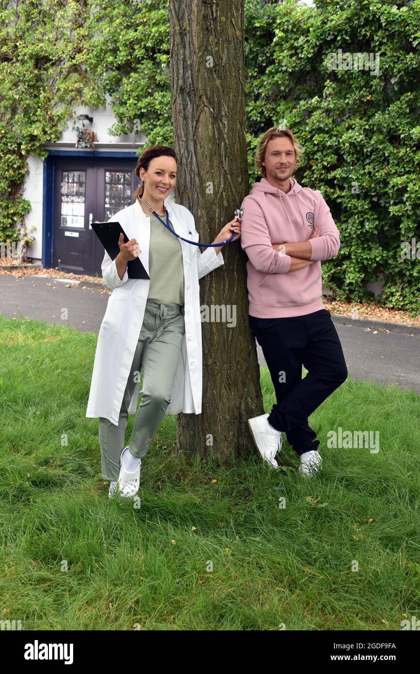 Köln, Deutschland. August 2021. Schauspielerin und Sängerin Jasmin Wagner (auch bekannt als Blümchen) posiert in einem Arztmantel. Sie wird ab 14.10.2021 als Ärztin Dr. Ines Bandura in der RTL-Serie "alles was zählt" neben dem Schauspieler Christopher Kohn (Rolle als Dr. Finn Albrecht) zu sehen sein. Quelle: Horst Galuschka/dpa/Alamy Live News Stockfoto