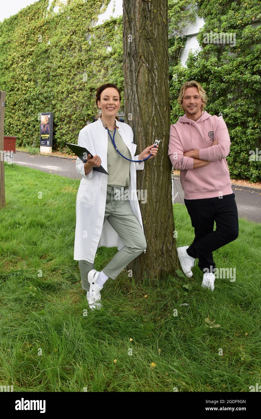 Köln, Deutschland. August 2021. Schauspielerin und Sängerin Jasmin Wagner (auch bekannt als Blümchen) posiert in einem Arztmantel. Sie wird ab 14.10.2021 als Ärztin Dr. Ines Bandura in der RTL-Serie "alles was zählt" neben dem Schauspieler Christopher Kohn (Rolle als Dr. Finn Albrecht) zu sehen sein. Quelle: Horst Galuschka/dpa/Alamy Live News Stockfoto