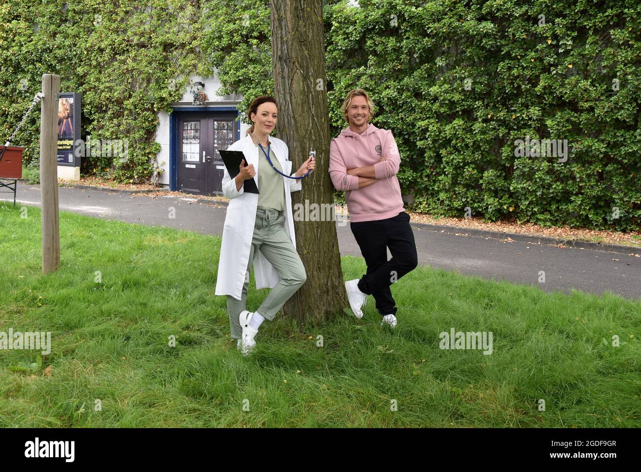 Köln, Deutschland. August 2021. Schauspielerin und Sängerin Jasmin Wagner (auch bekannt als Blümchen) posiert in einem Arztmantel. Sie wird ab 14.10.2021 als Ärztin Dr. Ines Bandura in der RTL-Serie "alles was zählt" neben dem Schauspieler Christopher Kohn (Rolle als Dr. Finn Albrecht) zu sehen sein. Quelle: Horst Galuschka/dpa/Alamy Live News Stockfoto