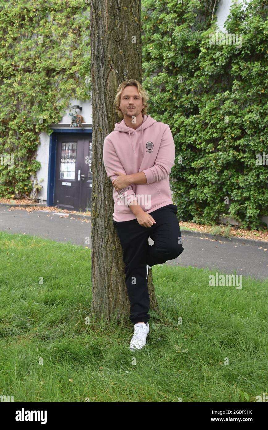 13. August 2021, Nordrhein-Westfalen, Köln: Der Schauspieler Christopher Kohn in der Rolle von Dr. Finn Albrecht in der RTL-Serie "alles was zählt". Foto: Horst Galuschka/dpa Stockfoto