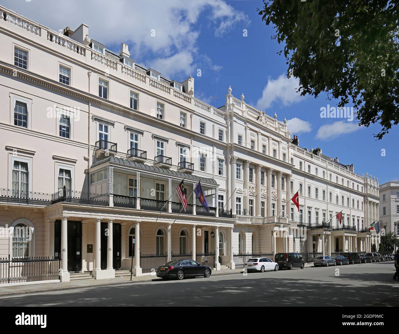 Ostseite des Belgrave Square, Westminster, London, Großbritannien. Zeigt die malaysische hohe Kommission (Mitte links), die türkische Botschaft (rechts). Stockfoto