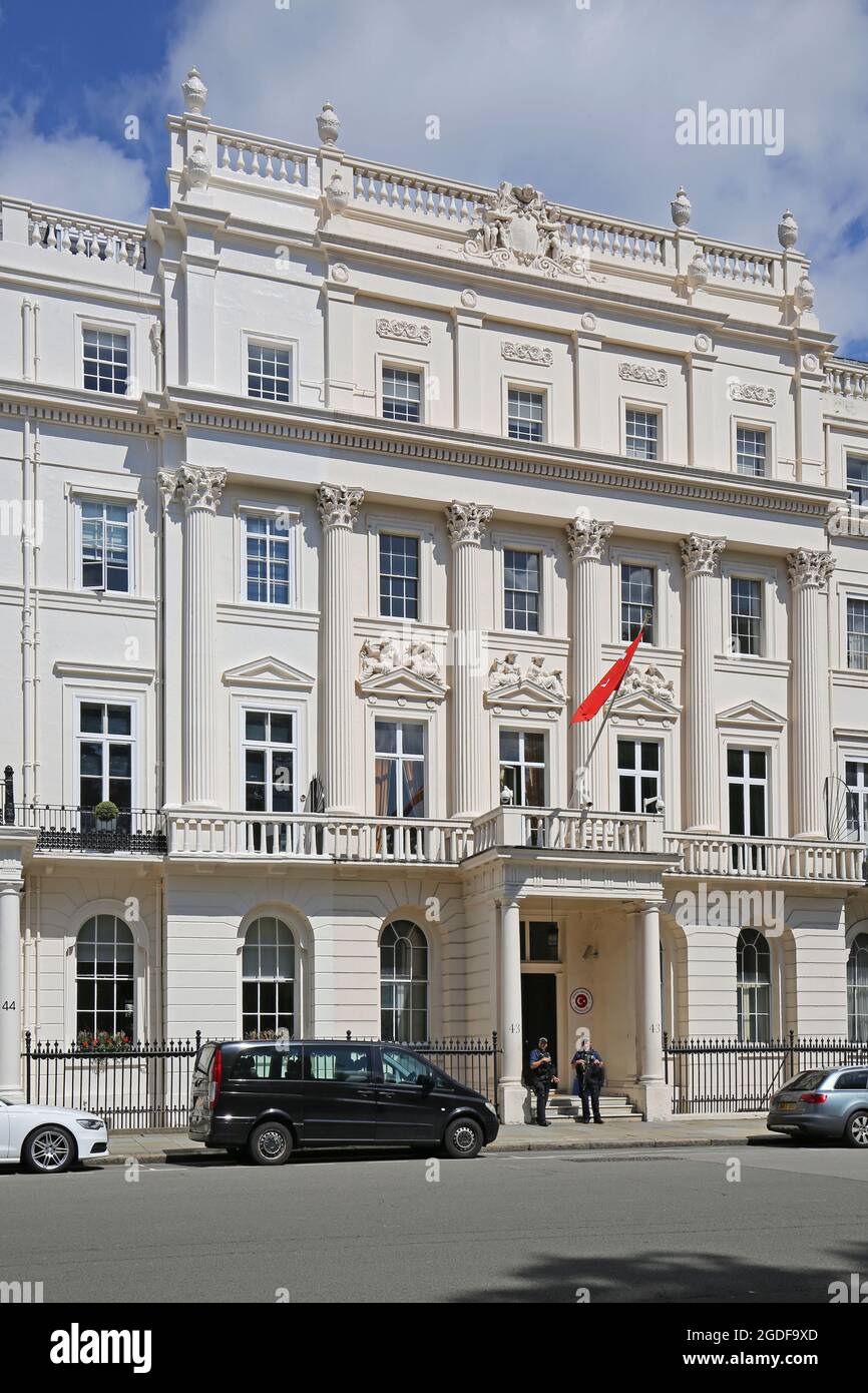 Türkische Botschaft in Großbritannien auf dem Belgrave Square, Westminster, London. Bewaffnete Polizisten bewachen den Eingang unter der türkischen Flagge. Stockfoto