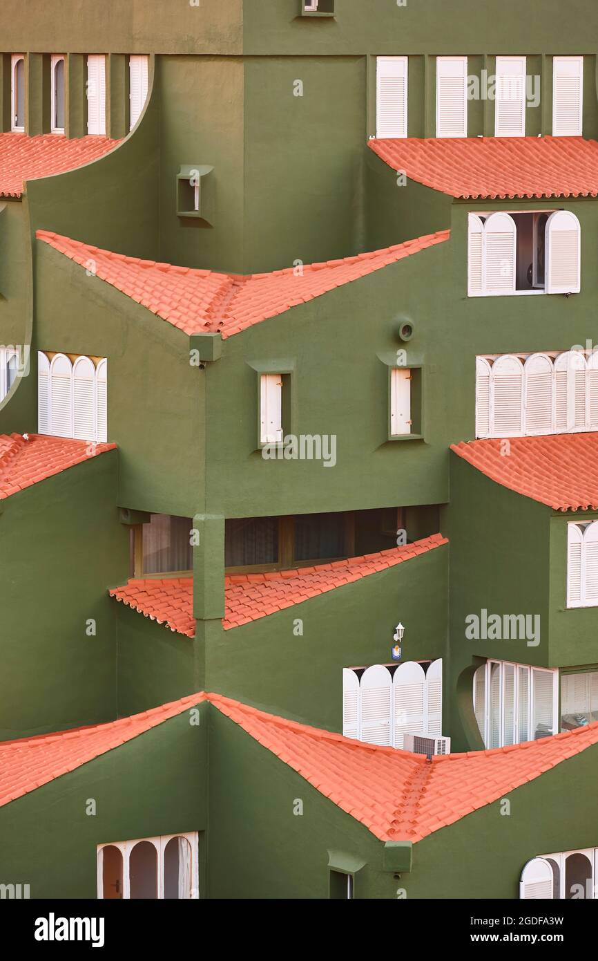 Geometrisches grünes Gebäude. Xanadu, La manzanera. Calpe, Spanien Stockfoto