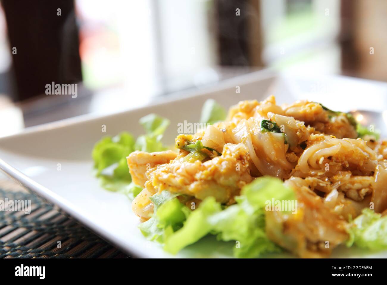 Gebratene Nudeln mit Huhn Stockfoto