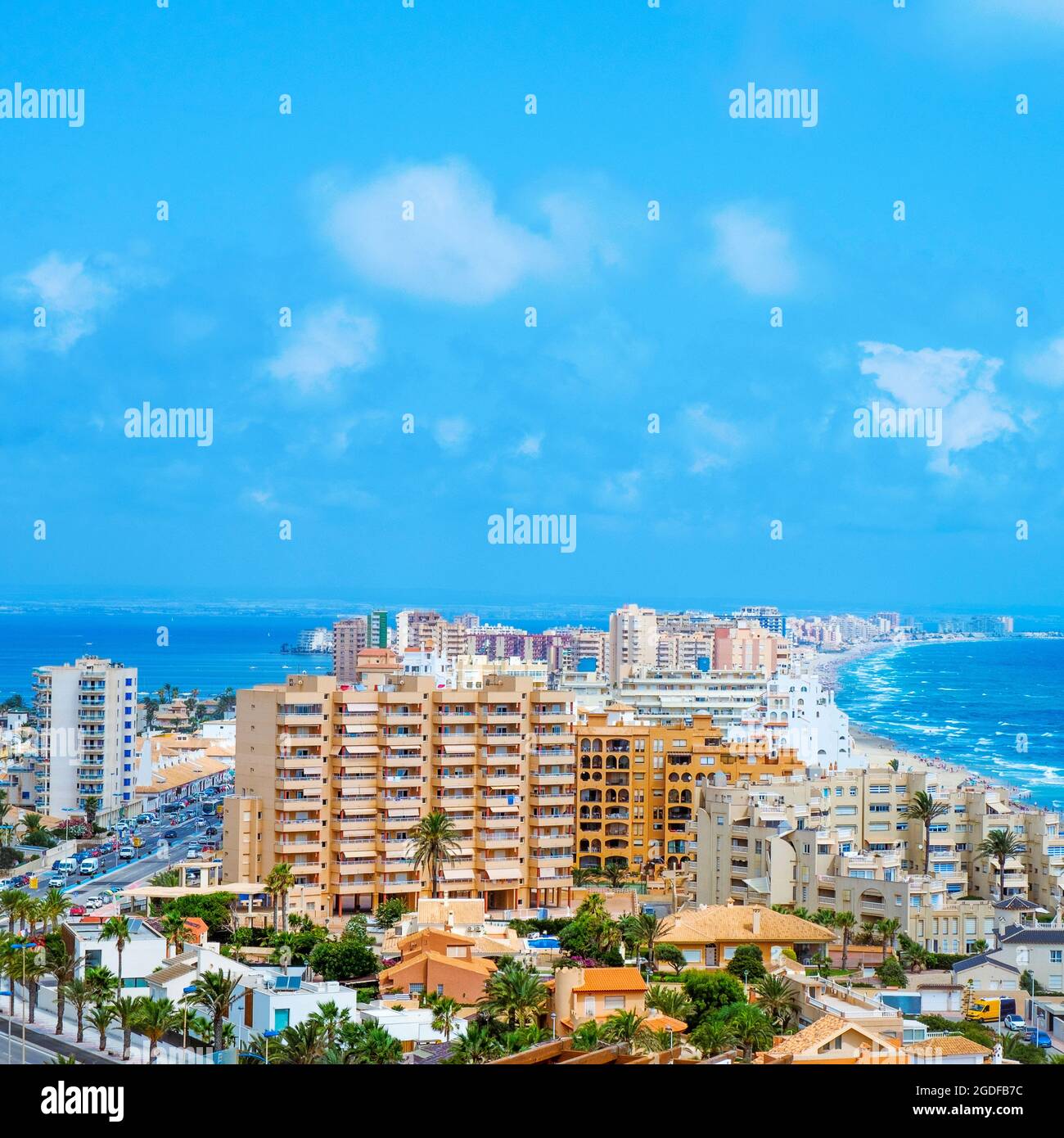 Ein Panoramablick über La Manga del Mar Menor, in Murcia, Spanien, mit der Lagune von Mar Menor auf der linken Seite und das Mittelmeer auf der rechten Seite, in einem aufsteigenden Stockfoto