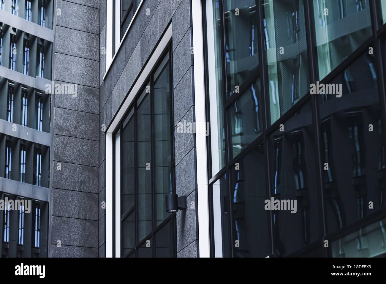 Bürogebäude für Unternehmen im Finanzviertel, moderner Wolkenkratzer in der Innenstadt, Geschäftsimmobilien und zeitgenössische Architektur Stockfoto