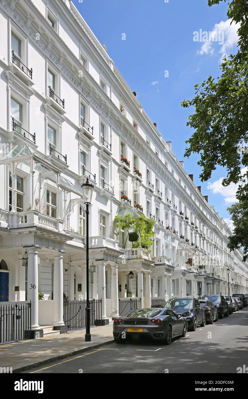 Große Terrassenhäuser in Cadogan Terrace, Chelsea, London, Großbritannien. Eines der teuersten Hotels in London. Zeigt Ferrari, der draußen geparkt ist. Stockfoto