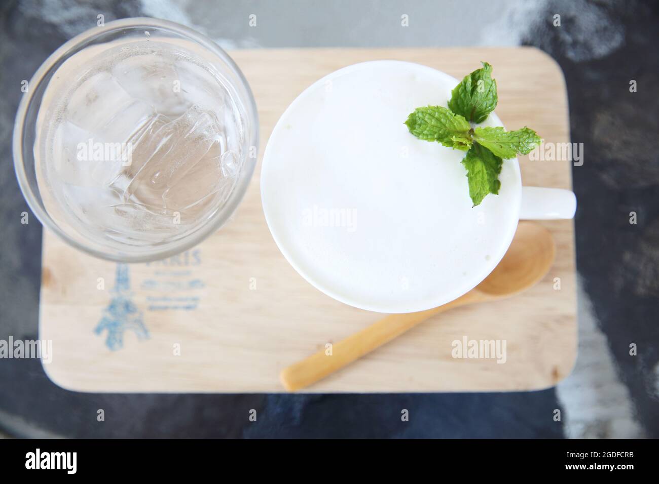 Milch im Glas Stockfoto