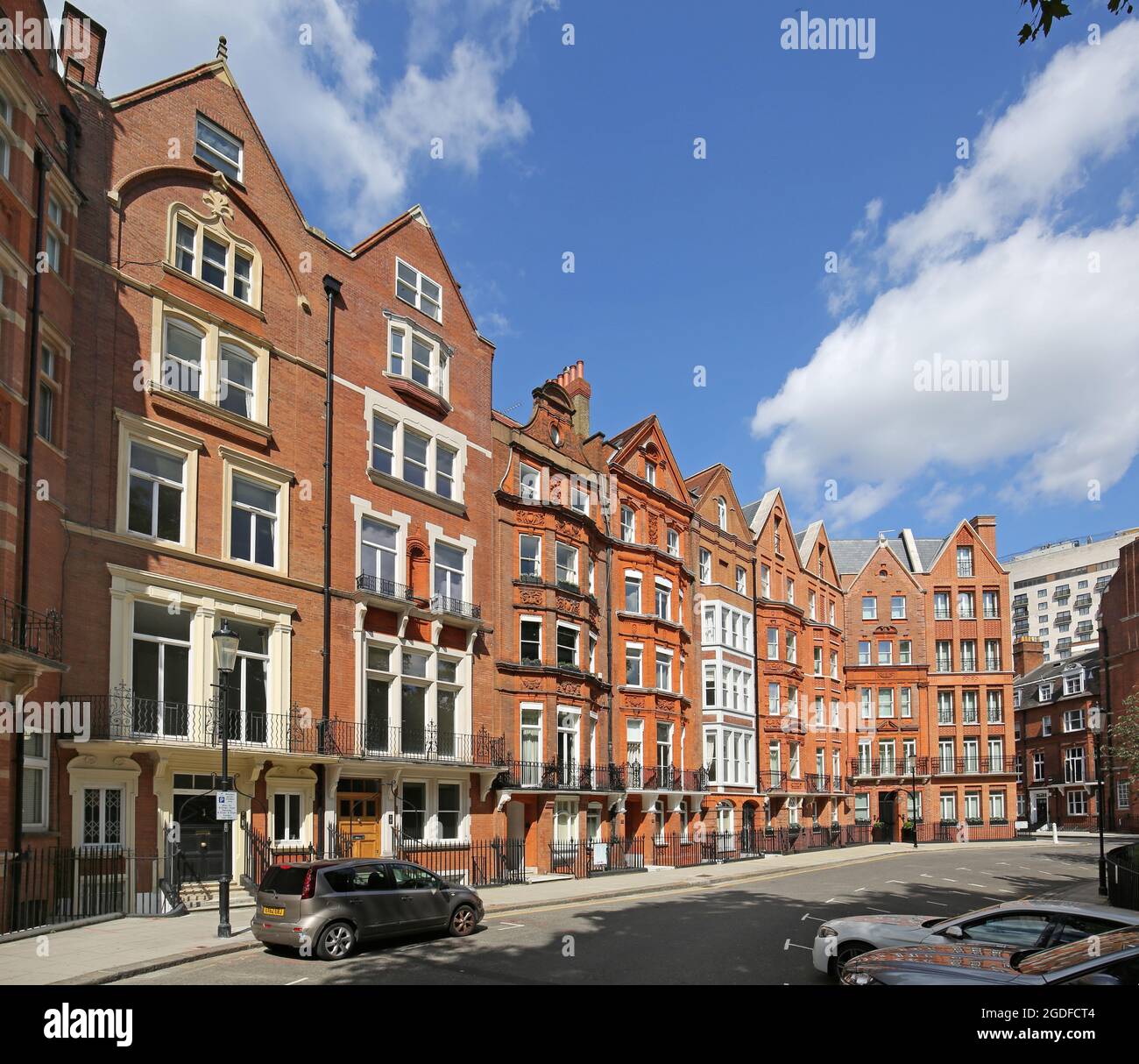 Häuser auf der Ostseite des Hans Place, einem reich verzierten Gartenplatz in Chelsea, London, Großbritannien. Sehr begehrt, Heimat der Superreichen Stockfoto