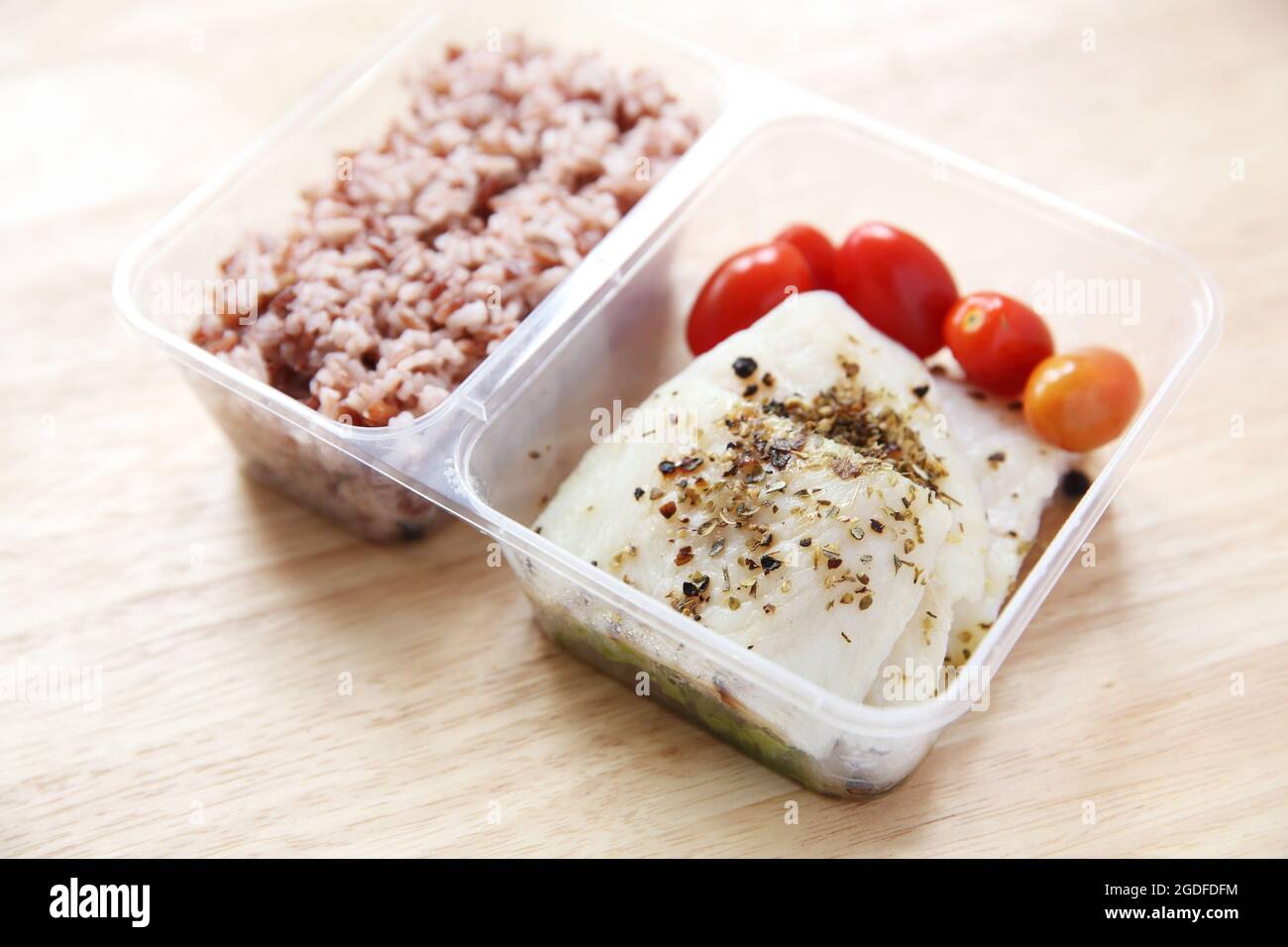 Sauberes Essen Fischsteak mit Reis in Bento Stockfoto