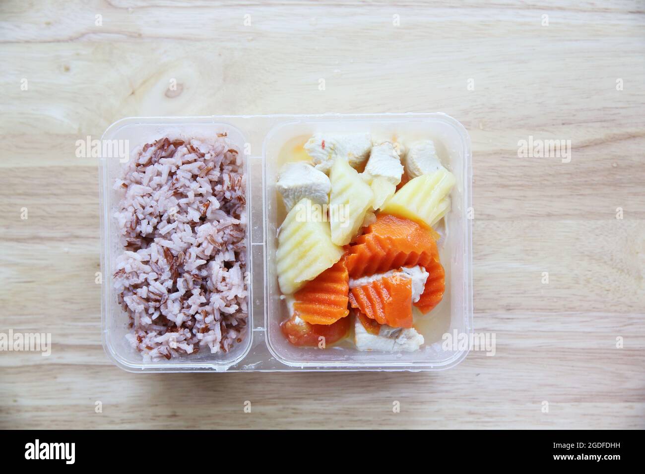 Saubere Lebensmittel Dampfgaren Sie Kartoffel-Hühnerkarotte mit Reis in Bento Stockfoto