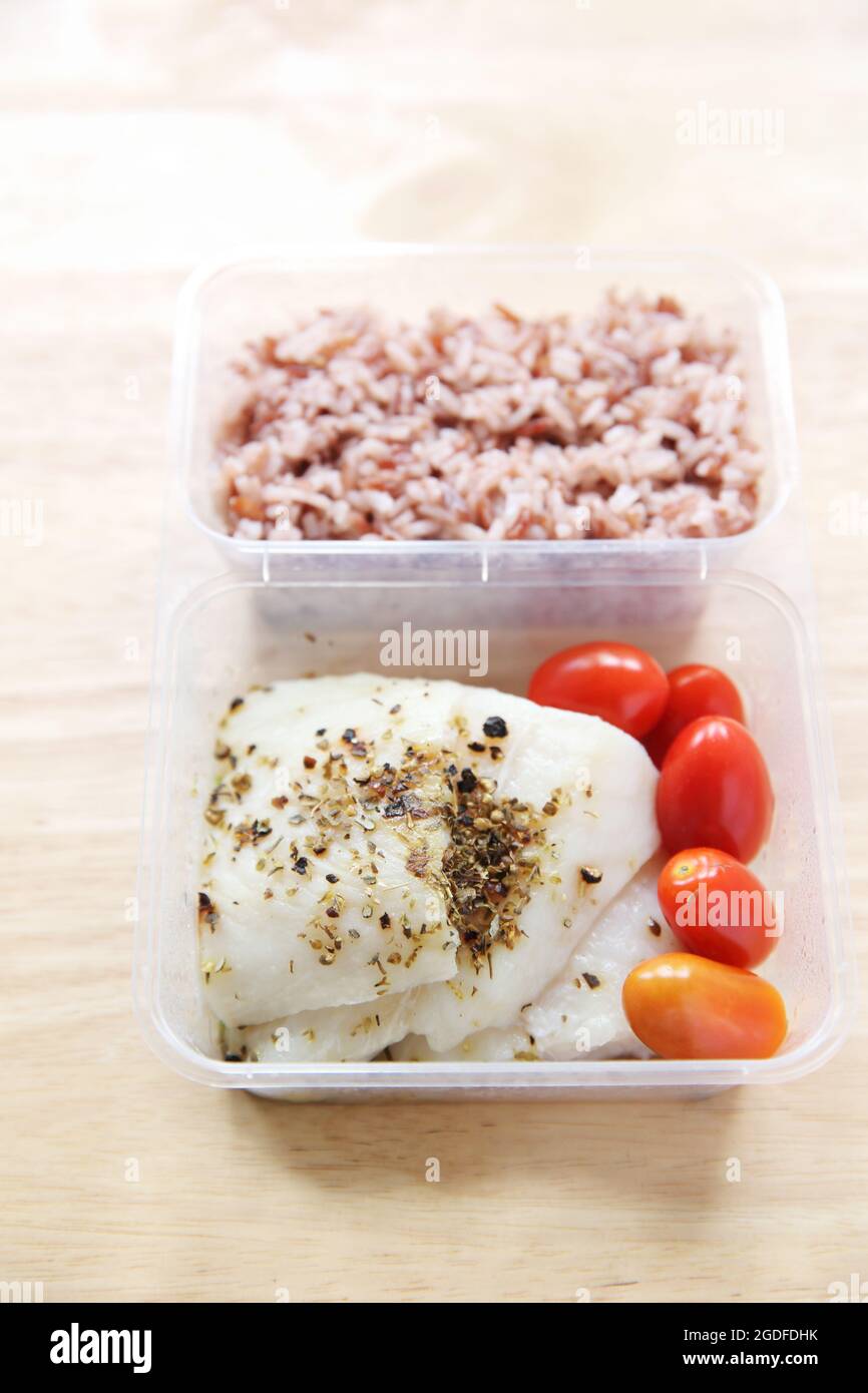 Sauberes Essen Fischsteak mit Reis in Bento Stockfoto
