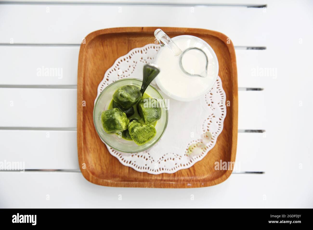 Grüner Tee Latte auf Holzhintergrund Stockfoto