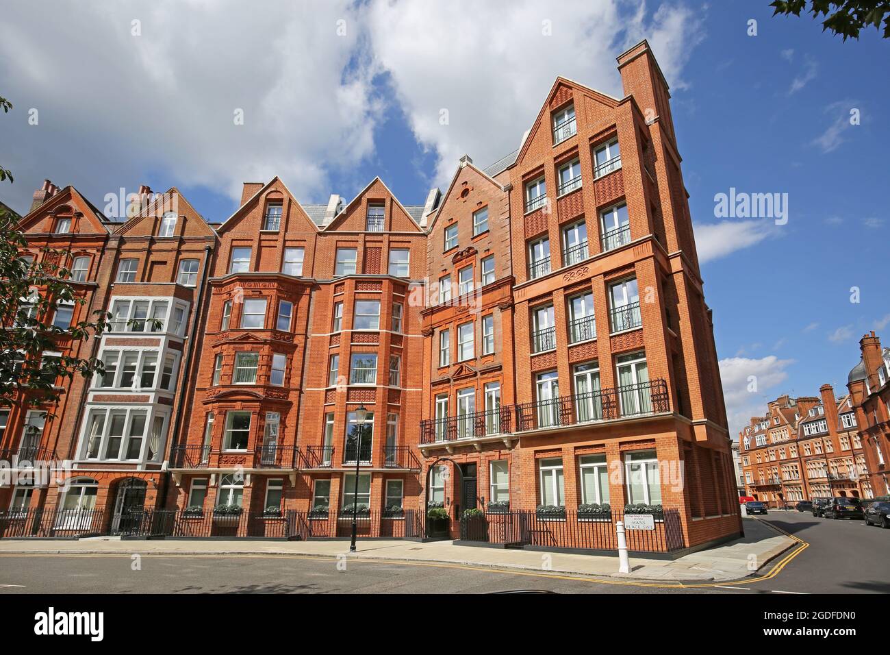 Häuser auf der Ostseite des Hans Place, einem reich verzierten Gartenplatz in Chelsea, London, Großbritannien. Sehr begehrt, Heimat der Superreichen Stockfoto