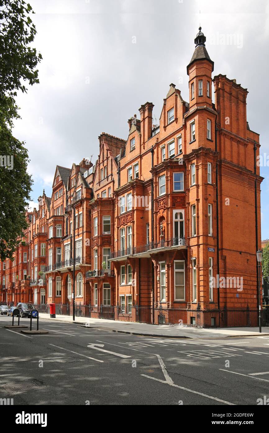 Verzierte rote Backsteinhäuser an der Pont Street, Chelsea, Großbritannien. Angrenzend an den Hans Place, einem Gartenplatz und Heimat der Superreichen Londons. Stockfoto