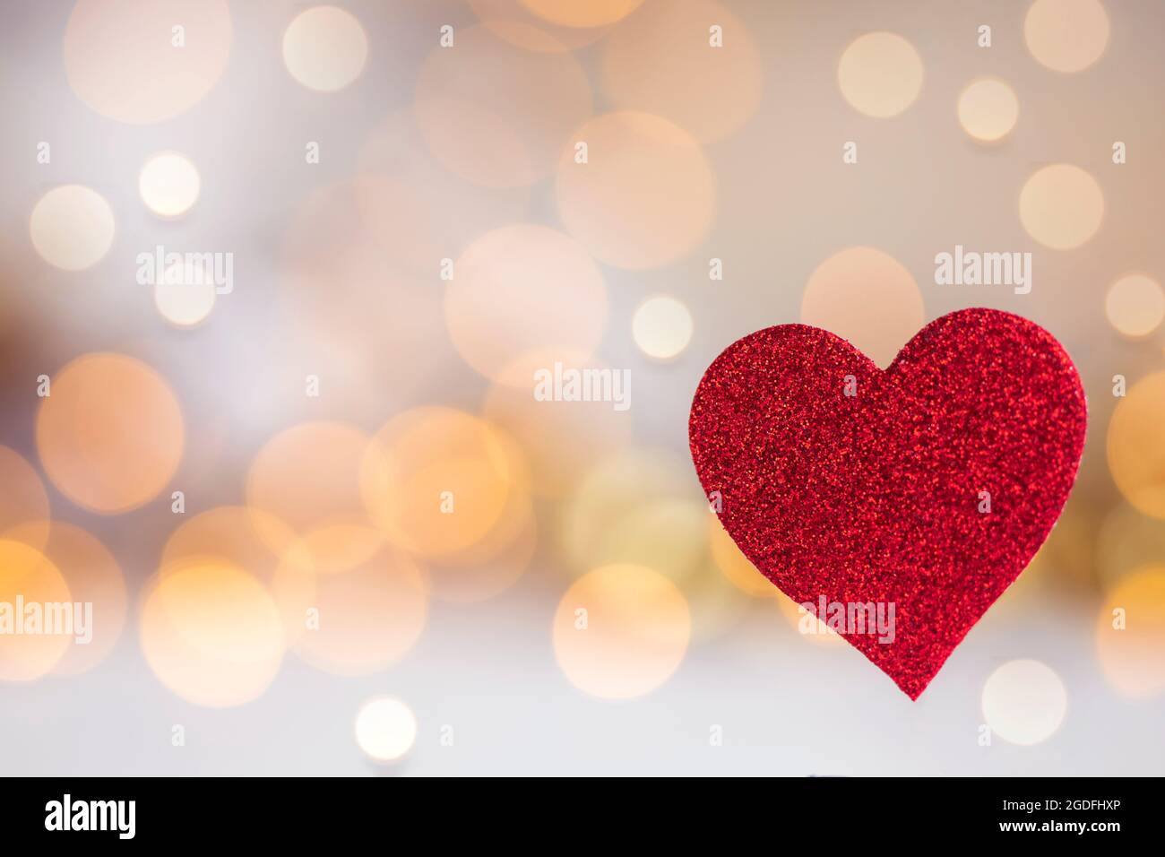 Funkelndes rotes Herz mit bunt glänzendem Hintergrund, romantisches Valentinstagskonzept mit Platz für Text Stockfoto