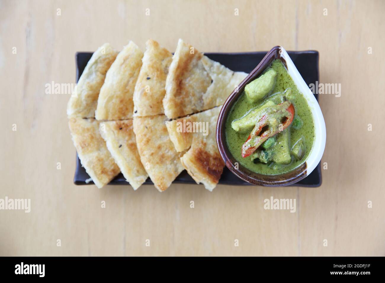 Roti mit grünem, auf Holzhintergrund gerösteltem, gerösteltem Stockfoto