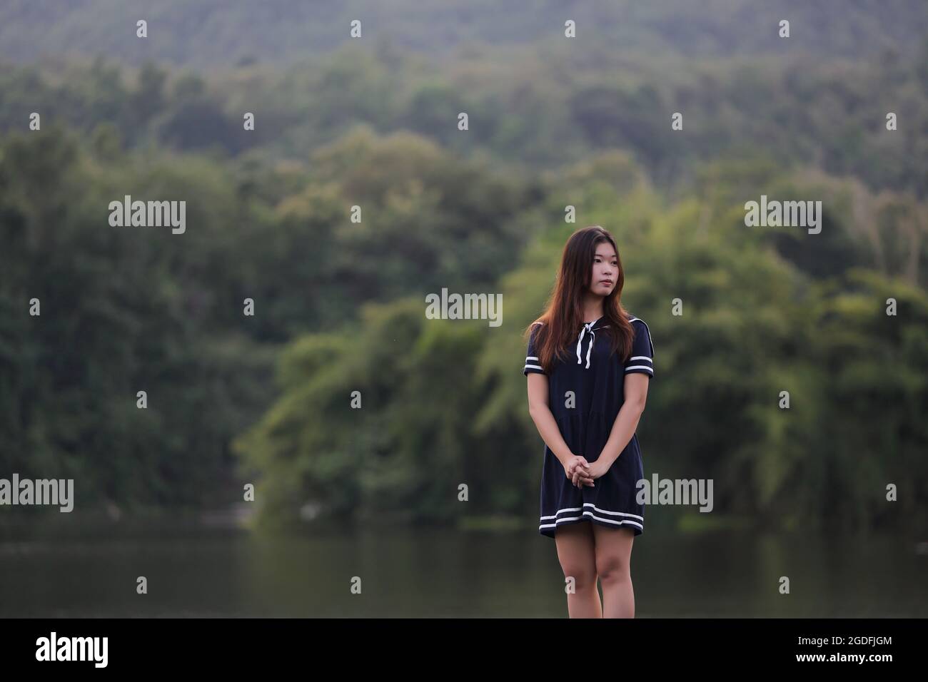 Asiatische Mädchen in der Natur Stockfoto