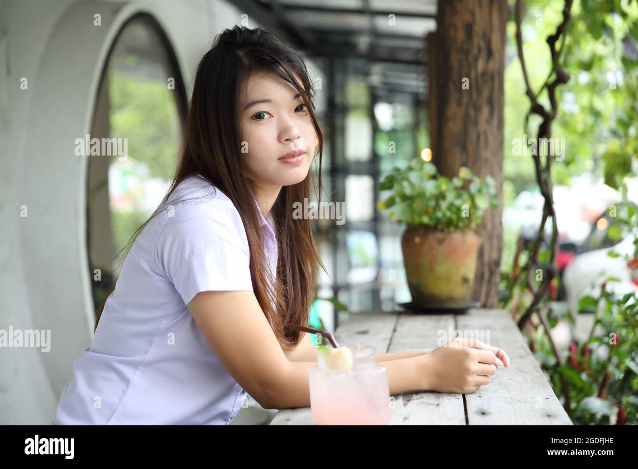 Asiatisches Studentenporträt im Freien Stockfoto