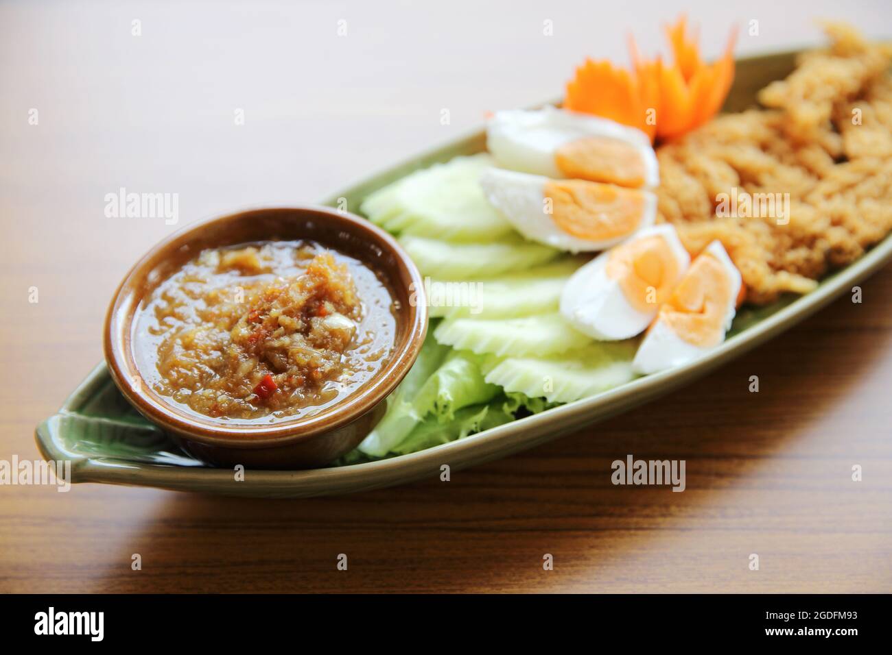 Shrimp Paste Sauce mit knusprig gebratenem Fisch und Ei Stockfoto