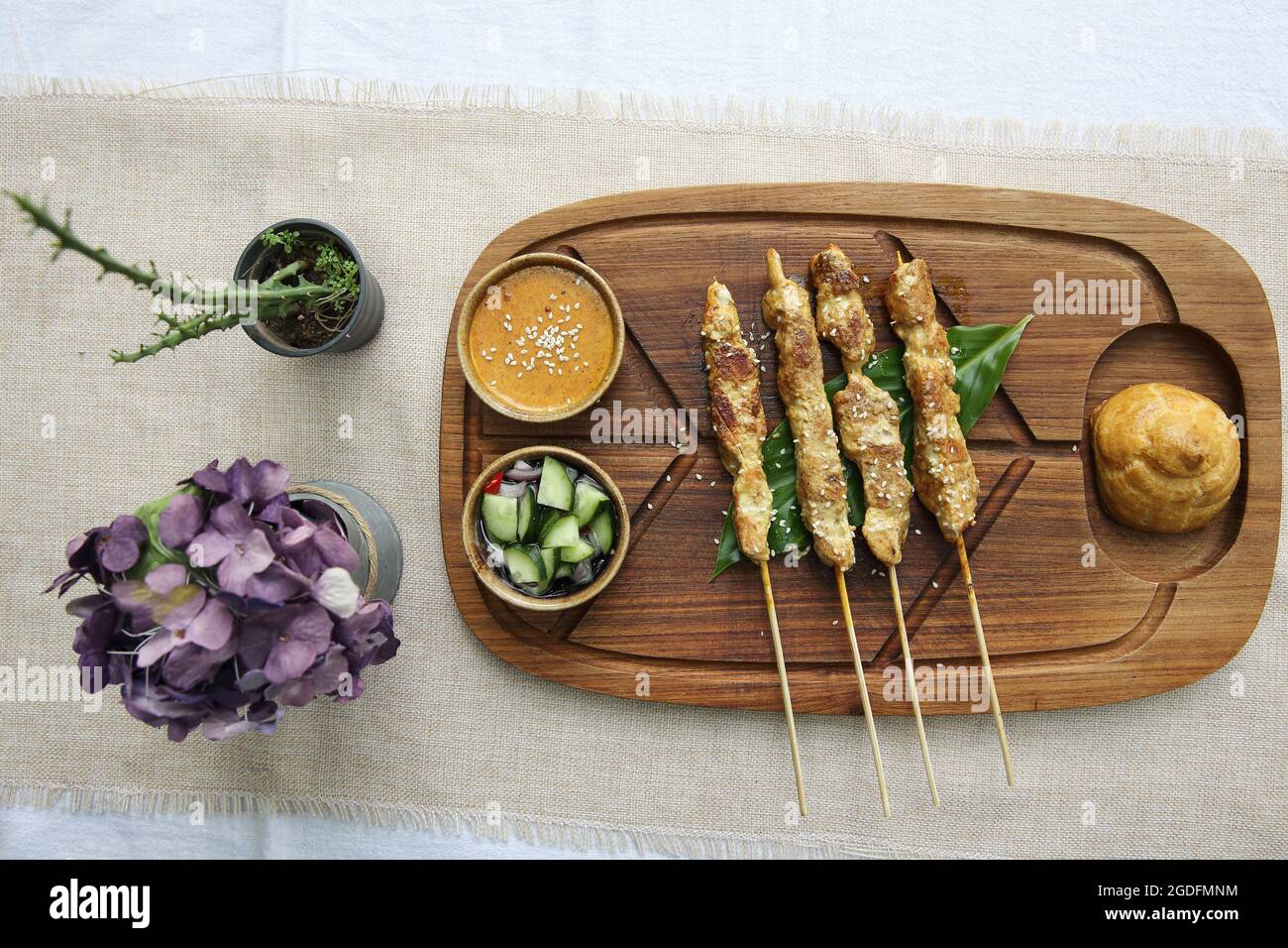 Hähnchen Satay auf Holz Stockfoto