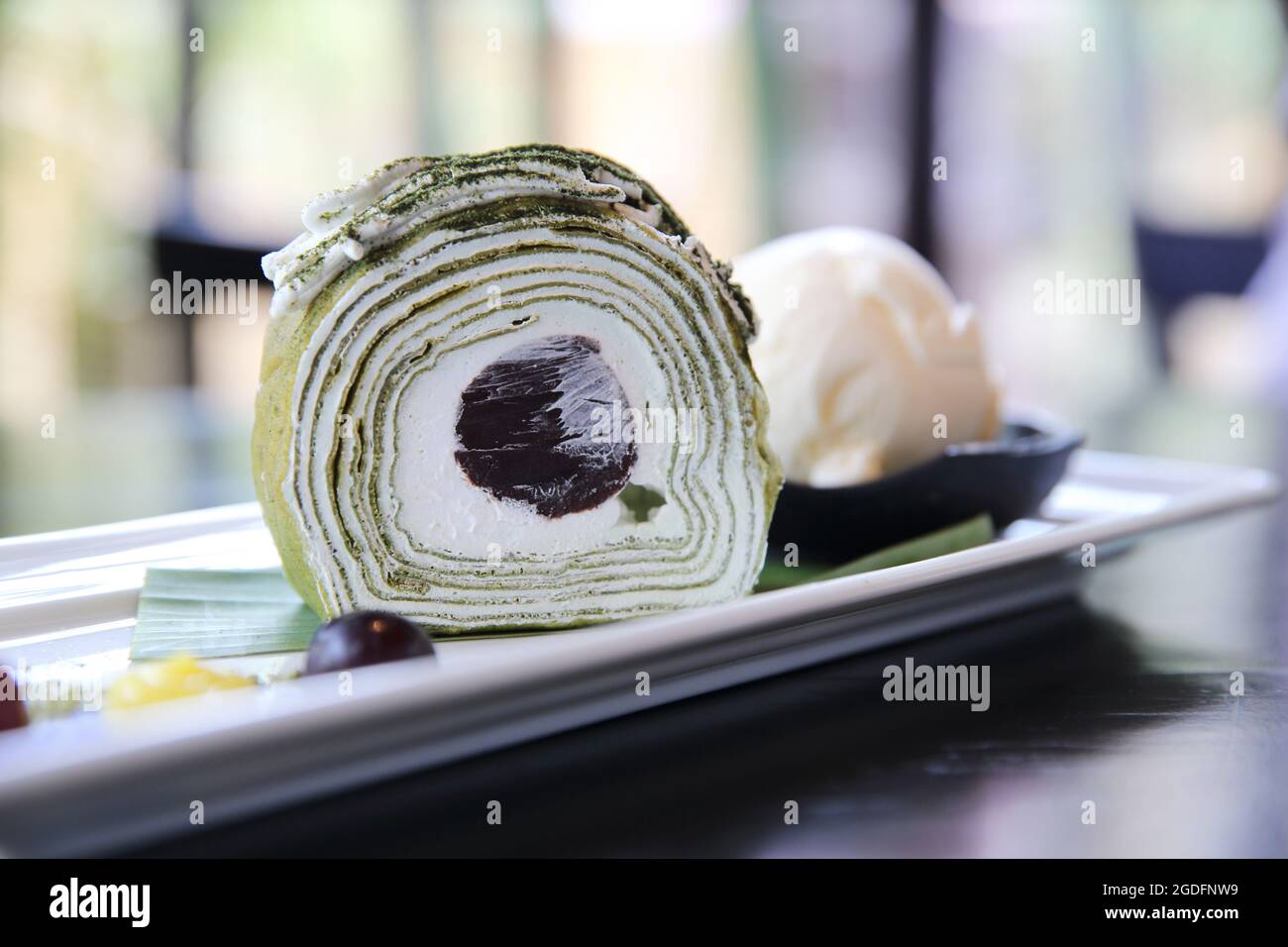 Kuchen mit grünem Tee und Eis Stockfoto