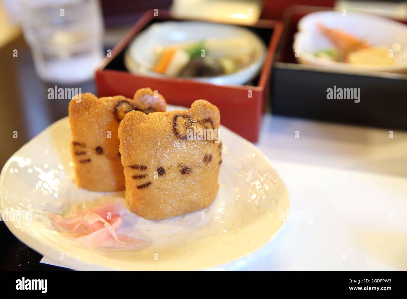 Japanisches Sushi Inari Sushi, gebratener Bohnenkerz, gefüllt mit gekochtem Reis, Kitty Cat Stockfoto
