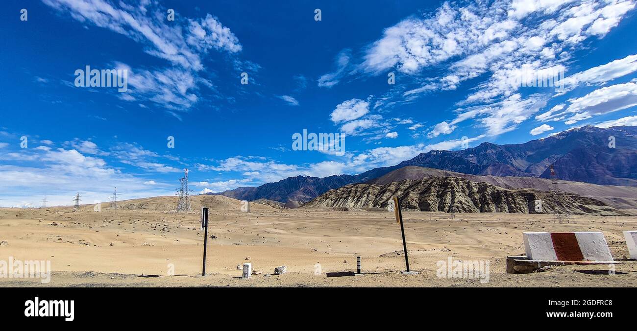 Wunderschöne Aussicht auf die Berge und den bewölkten Himmel auf Jammu und den Staat Kaschmir, Indien Stockfoto