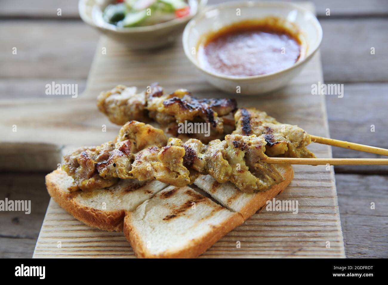 Malaysisches Essen Hähnchensatay mit Erdnusssauce auf Holzhintergrund Stockfoto