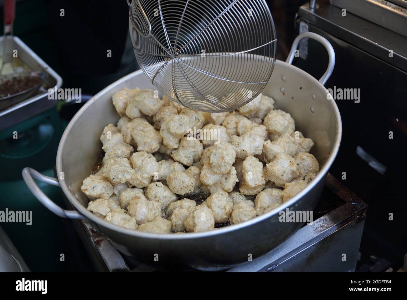 Gebratener Fisch und Fleischball auf dem lokalen Lebensmittelmarkt in thailand Stockfoto