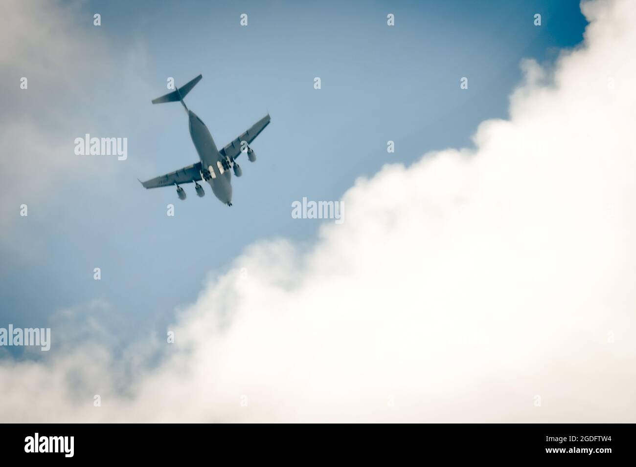 Ein C-17-Flugzeug der Pittsburgh Air Reserve Station, Pennsylvania, fliegt über der Youngstown Air Reserve Station, Ohio, 8. August 2021. Die C-17 war eines von drei Flugzeugen, die die lokale Start- und Landebahn und den offenen Luftraum für Schulungen nutzen. (USA Luftwaffe Foto/Staff Sgt. Noah J. Tancer) Stockfoto