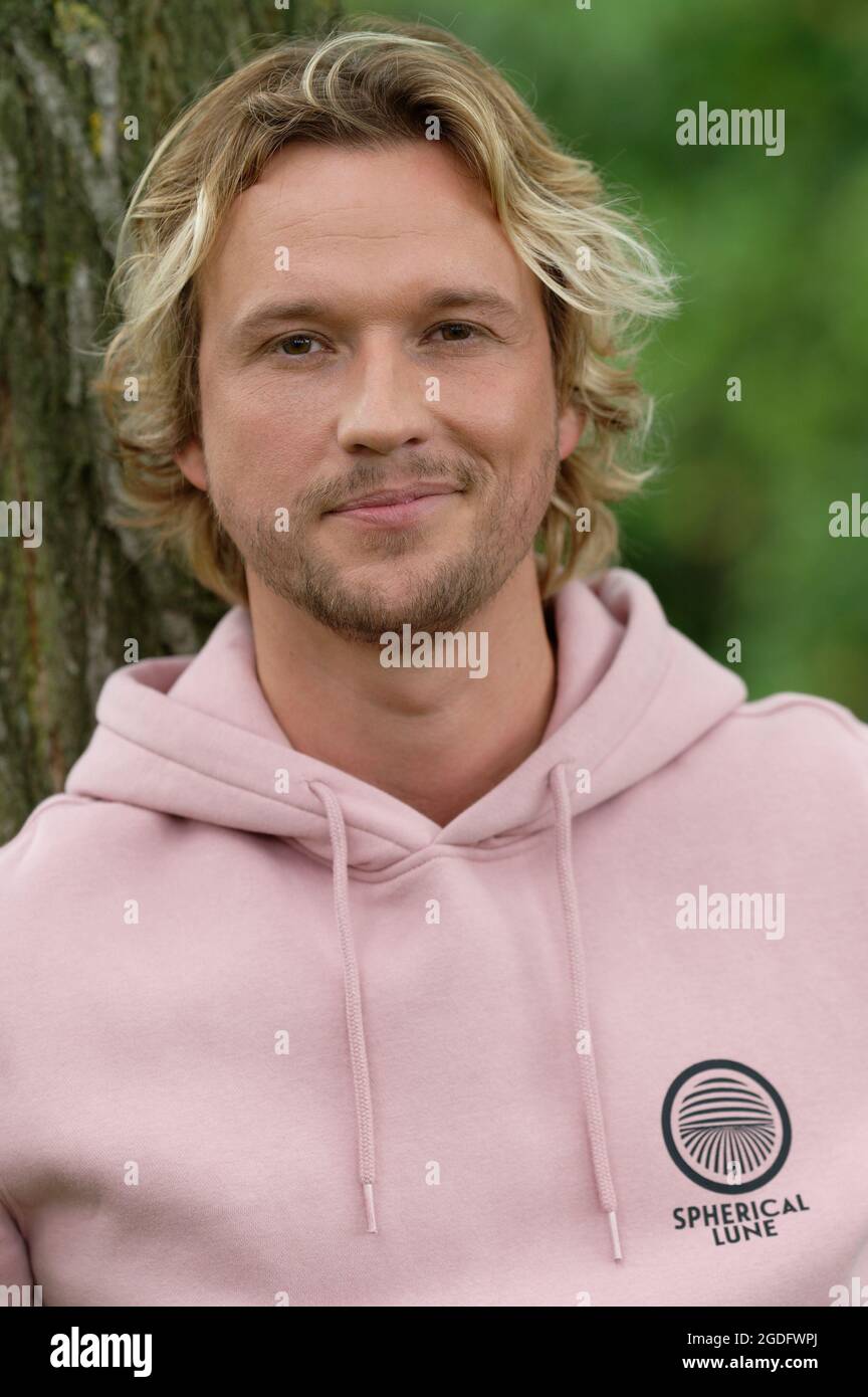 Köln, Deutschland. August 2021. Der Schauspieler Christopher Kohn ( Finn Albrecht in 'alles was zählt') steht während eines Fotoshootings vor dem MMC-Studio. Quelle: Henning Kaiser/dpa/Alamy Live News Stockfoto