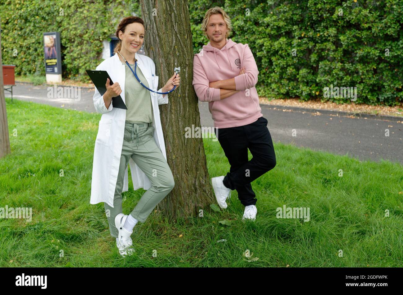 Köln, Deutschland. August 2021. Die Schauspieler Jasmin Wagner (l.) und Christopher Kohn (r.) stehen während einer Fotosession vor dem MMC-Studio. Die Sängerin ist ab Oktober 14 in der RTL-Serie 'alles was zählt' zu sehen. Quelle: Henning Kaiser/dpa/Alamy Live News Stockfoto